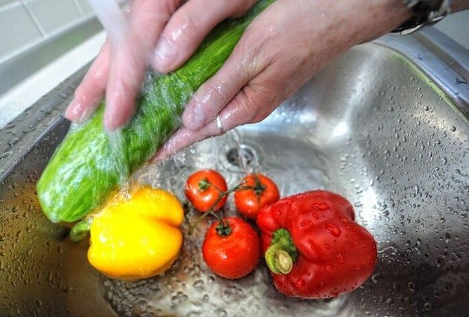 Per prevenire l'infezione parassitaria, è necessario lavare le verdure prima di mangiarle.