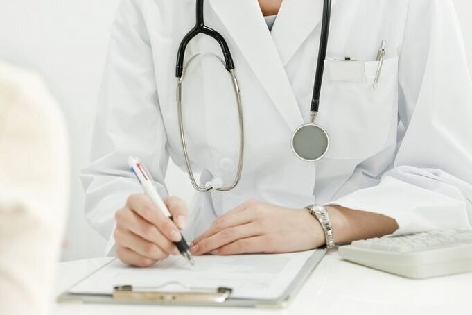 Un medico che tratta le infestazioni da elminti