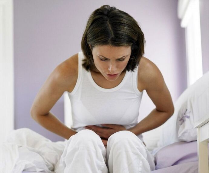 Una donna è preoccupata per i sintomi dell'infezione da elminti