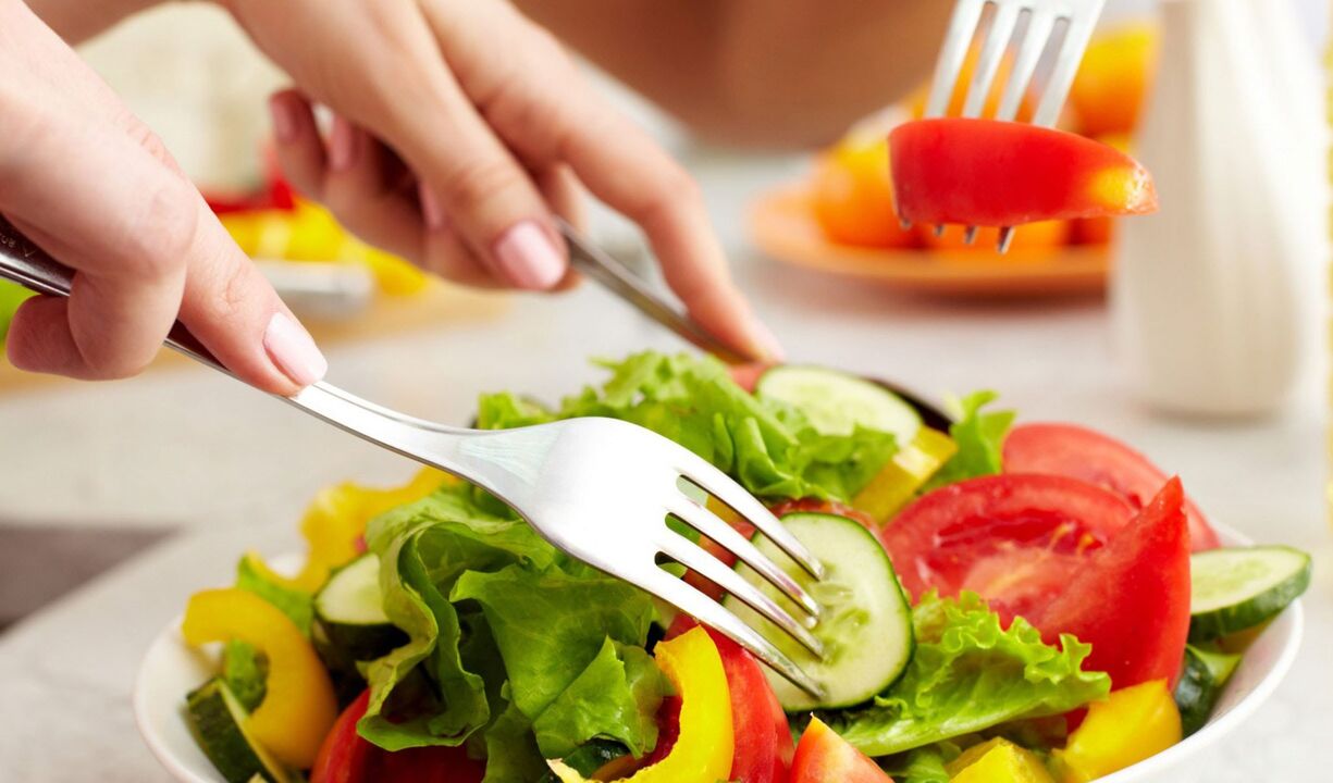 insalata di verdure durante l'eliminazione dei parassiti